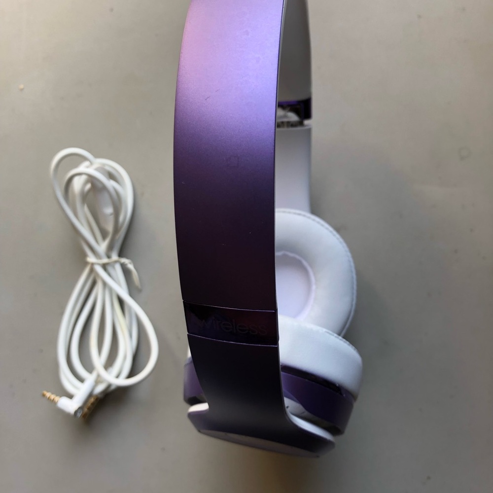 Beats Solo Wireless Headphones ( READ )